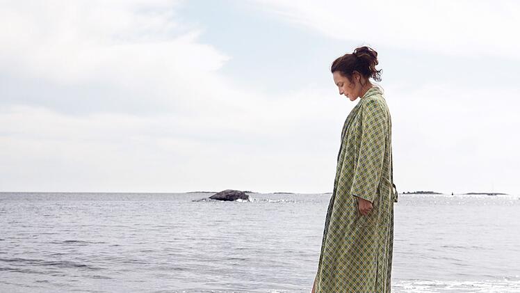 &Auml;sthetische Schwedenkrimis f&uuml;r lange Sommern&auml;chte: Nora Linde (Alexandra Rapaport) urlaubt im ersten Film der Reihe mit der Familie im Ferienhaus in Sandhamn auf der Sch&auml;reninsel Sand&ouml;n, als sie eine Leiche findet.