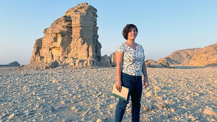 Die franz&ouml;sische &Auml;gyptologin Axelle Br&eacute;mont erforscht &uuml;ber 5.000 Jahre alte Gravuren, die die Menschen am Vulture Rock, auch Geierfelsen genannt, im S&uuml;den &Auml;gyptens hinterlie&szlig;en. (El-Kab Vulture Rock in Nekheb, &Auml;gypten, 24.10.2025.)