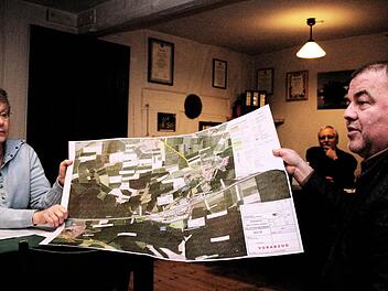 Christine Schrade, Sprecherin der Initiative, und Lonnerstadts Bürgermeister Theo Link mit dem Plan der Rastanlagenerweiterung Steigerwald  Foto: Evi Seeger