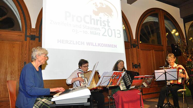 Mit dem Titel "Erwartung" eröffneten die "Crazy Ladies" das Vorprogramm am ersten Abend von ProChrist in Ebern. Zusammen sind sie 253 Jahre alt,wie Karin Meyer-Jungclaussen (zweite von rechts) anmerkt.