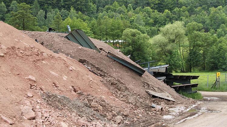 Sie verstärken die Erdwälle, die als Fallbetten aufgeschüttet werden.