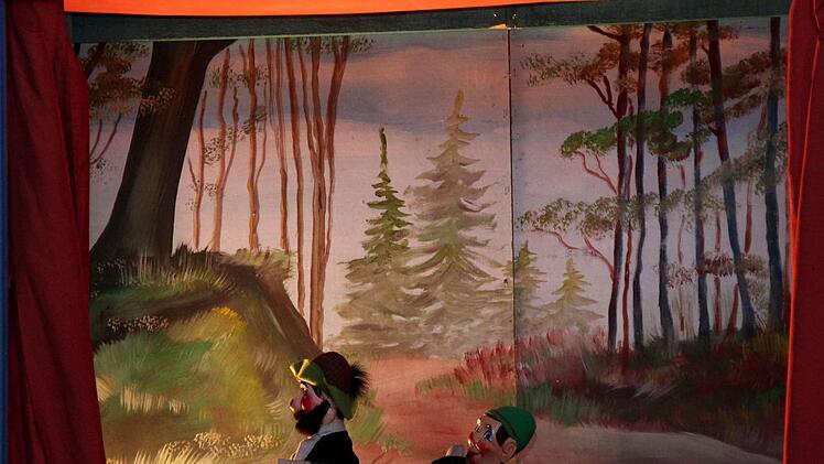 Kasperl und Seppel suchen den Räuber. Foto: Johanna Blum