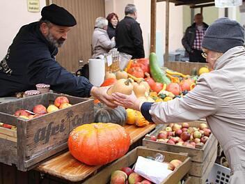 Ein Kürbis wechselt den Besitzer.