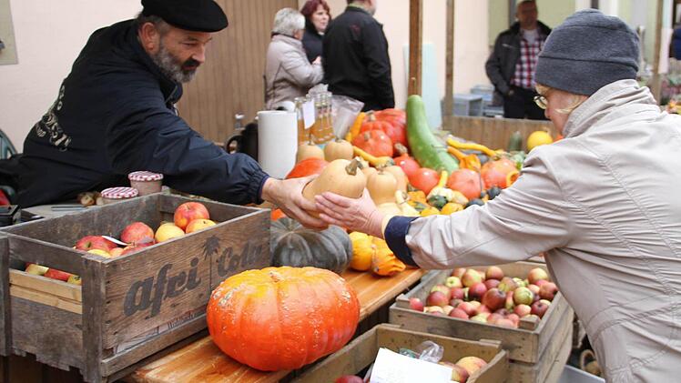 Ein Kürbis wechselt den Besitzer.
