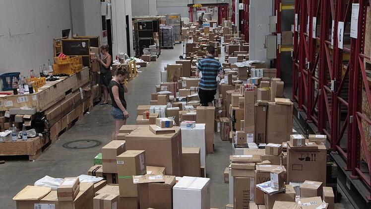 Pakete wohin man schaut  Foto: Josef Hofbauer