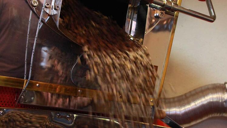 Rainer Bühner ist der wohl einzige Kaffee-Röster in der Rhön. Am "Tag des Kaffees" erklärt er, wie guter Kaffee schmecken muss. Foto: Carmen Schmitt