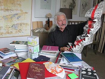 Schreiben ist für ihn sein Leben: Ingo Cesaro wird am Freitag 75 Jahre alt. Foto: Veronika Schadeck