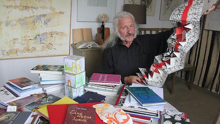 Schreiben ist für ihn sein Leben: Ingo Cesaro wird am Freitag 75 Jahre alt. Foto: Veronika Schadeck