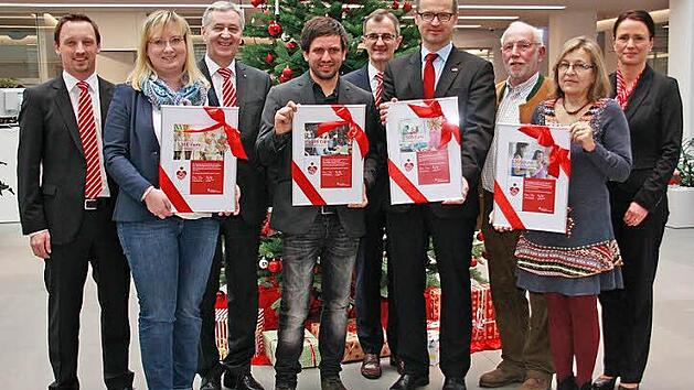 Von links: Firmenkunden-Betreuer Marcus Buckreus, Antje Angles (BRK-Mehrgenerationenhaus Buchbach), Vorstandschef Klaus-Jürgen Scherr, Samuel Rauch ("Struwwelpeter"), Vorstand Harry Weiß, BRK-Kreisgeschäftsführer Jürgen Dippold, Vorsitzender Klaus Drescher und Christine Heller (Freundes- und Förderkreis der Werkstatt für behinderte Menschen Melkendorf) und Firmenkundenbetreuerin Jacqueline Junghanns-Kapell. Foto: W. Reißaus