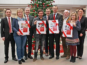 Von links: Firmenkunden-Betreuer Marcus Buckreus, Antje Angles (BRK-Mehrgenerationenhaus Buchbach), Vorstandschef Klaus-J&uuml;rgen Scherr, Samuel Rauch ("Struwwelpeter"), Vorstand Harry Wei&szlig;, BRK-Kreisgesch&auml;ftsf&uuml;hrer J&uuml;rgen Dippold, Vorsitzender Klaus Drescher und Christine Heller (Freundes- und F&ouml;rderkreis der Werkstatt f&uuml;r behinderte Menschen Melkendorf) und Firmenkundenbetreuerin Jacqueline Junghanns-Kapell. Foto: W.&nbsp;Rei&szlig;aus