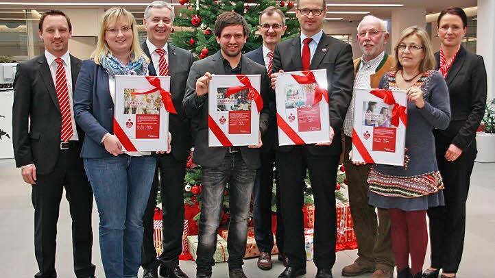Von links: Firmenkunden-Betreuer Marcus Buckreus, Antje Angles (BRK-Mehrgenerationenhaus Buchbach), Vorstandschef Klaus-Jürgen Scherr, Samuel Rauch ("Struwwelpeter"), Vorstand Harry Weiß, BRK-Kreisgeschäftsführer Jürgen Dippold, Vorsitzender Klaus Drescher und Christine Heller (Freundes- und Förderkreis der Werkstatt für behinderte Menschen Melkendorf) und Firmenkundenbetreuerin Jacqueline Junghanns-Kapell. Foto: W. Reißaus