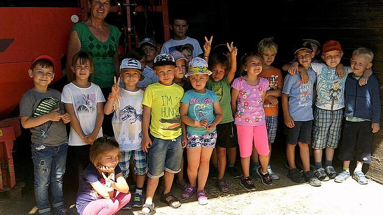 Kinder auf dem Bauernhof