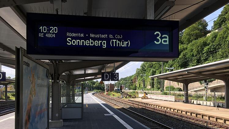 Blick auf die neu gestalteten Bahnsteige am Coburger Bahnhof. Hier soll künftig der ICE halten.Foto: Jochen Berger