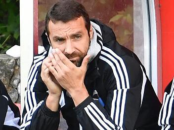 Nach vier Niederlagen am Stück  ist die SpVgg Jahn Forchheim um Trainer  Christian Springer in der Bayernliga nach unten abgerutscht, am Samstag um 14 Uhr kommt es zum richtungsweisenden Heimspiel gegen den 1. FC Schweinfurt 05 II. Sportfoto Zink