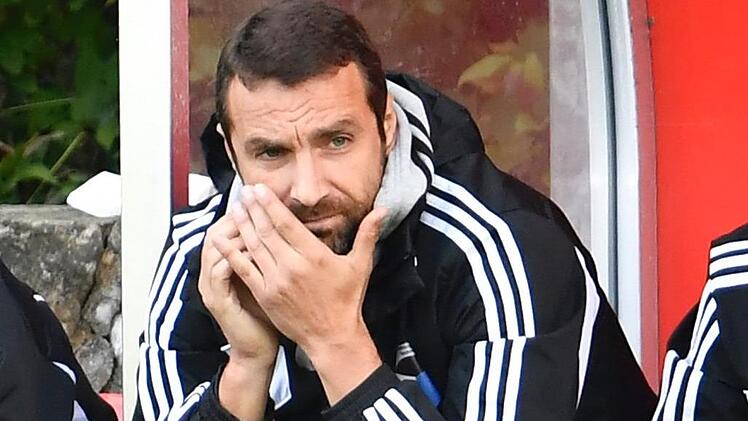 Nach vier Niederlagen am Stück  ist die SpVgg Jahn Forchheim um Trainer  Christian Springer in der Bayernliga nach unten abgerutscht, am Samstag um 14 Uhr kommt es zum richtungsweisenden Heimspiel gegen den 1. FC Schweinfurt 05 II. Sportfoto Zink