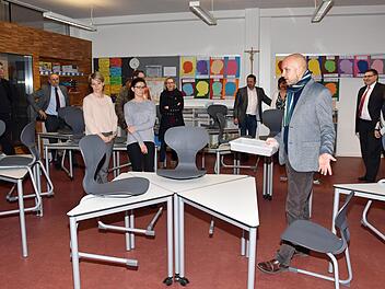 Der Arbeitskreis Schule-Wirtschaft im Landkreis Haßberge besichtigte vor seiner Sitzung am Montag die Dreiberg-Schule in Knetzgau, wobei der Konrektor Sven Steger (Dritter von rechts) auch das Unterrichtskonzept erläuterte.Ulrike Langer