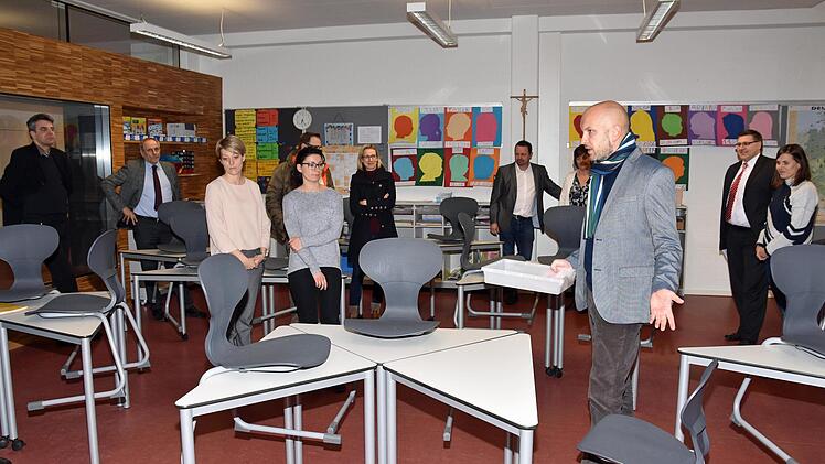 Der Arbeitskreis Schule-Wirtschaft im Landkreis Haßberge besichtigte vor seiner Sitzung am Montag die Dreiberg-Schule in Knetzgau, wobei der Konrektor Sven Steger (Dritter von rechts) auch das Unterrichtskonzept erläuterte.Ulrike Langer