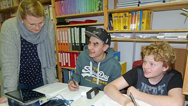 Tim (rechts) und Linus &uuml;ben in der Freiarbeit f&uuml;r den Quali. In kniffligen F&auml;llen helfen die Lehrer weiter, wie hier Schulleiterin Christine H&uuml;bner.