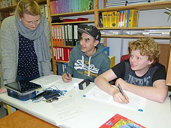 Tim (rechts) und Linus üben in der Freiarbeit für den Quali. In kniffligen Fällen helfen die Lehrer weiter, wie hier Schulleiterin Christine Hübner.