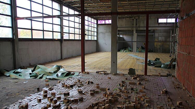 Ein letzter Rundgang durch die alte Dreifachsporthalle: Im Inneren ist der Abriss schon im Gange.Foto: Ulrike Nauer