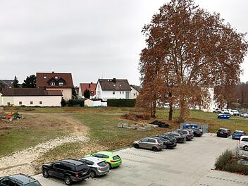 Das Gelände am Effeltricher Rathaus  mit dem  zu erhaltenden Baumbestand und  dem Parkplatz des Ärztehauses;  im Hintergrund die Dr.-Rühl-Straße und (rechts hinten)  der Festplatz Foto: Dagmar Niemann