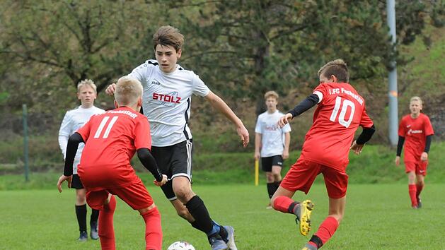 Mit drei Treffern geh&ouml;rte Elias Wehner nat&uuml;rlich zu den Matchwinnern seiner Mannschaft. Hier nimmt es der Mittelfeld-Regisseur der SG Untererthal gleich mit zwei Spielern der SG Fuchsstadt auf (von links: Tim Wahler und Marlon Franz). Foto: ssp