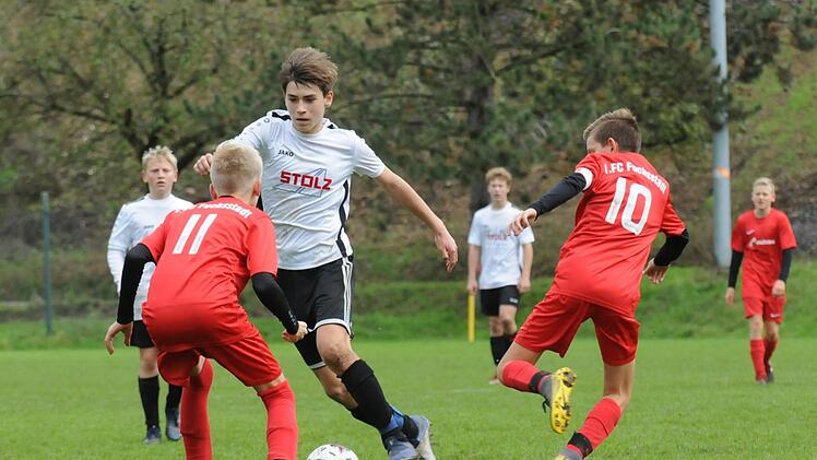 Mit drei Treffern gehörte Elias Wehner natürlich zu den Matchwinnern seiner Mannschaft. Hier nimmt es der Mittelfeld-Regisseur der SG Untererthal gleich mit zwei Spielern der SG Fuchsstadt auf (von links: Tim Wahler und Marlon Franz). Foto: ssp