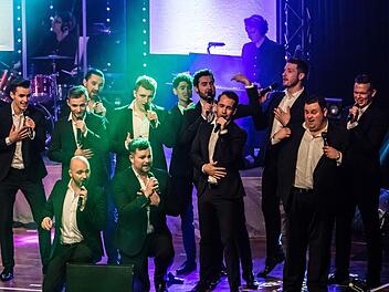 Tolle Show im Kongresshaus: "The 12 Tenors" wurden beim Coburg-Gastspiel von zahlreichen Fans bejubelt.Foto: Jochen Berger