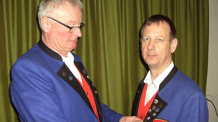 Auszeichnung für 40 Jahre aktives Musizieren: Vorsitzender Gerhard Sell (links) zeichnete Stephan Zimmermann mit der goldenen Ehrennadel mit Diamanten des Nordbayerischen Musikbundes und der goldenen Ehrennadel der Bundesvereinigung Deutscher Musikverbände aus.