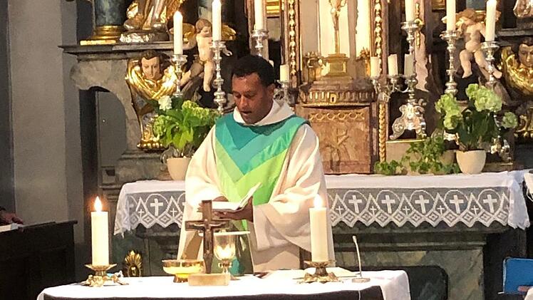 Pater Binu Puthenkunnel im Gottesdienst in Kersbach Foto: Gerhard Hoch