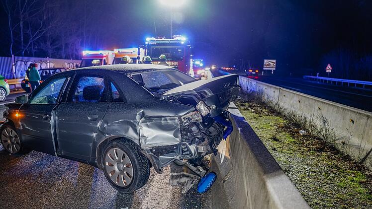 Glatteis sorgt für zahlreiche Unfälle in Franken - mehrere Verletzte