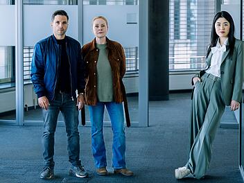 Ist das das neue Trio der Krimireihe "Die Füchsin"? Im Film "Das Rachespiel" arbeiten Youssef El Kilali (Karim Cherif), Anne Fuchs (Lina Wendel, Mitte) und Dr. Clara Chu (Kotbong Yang) erstmals zusammen.