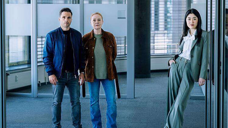 Ist das das neue Trio der Krimireihe "Die Füchsin"? Im Film "Das Rachespiel" arbeiten Youssef El Kilali (Karim Cherif), Anne Fuchs (Lina Wendel, Mitte) und Dr. Clara Chu (Kotbong Yang) erstmals zusammen.