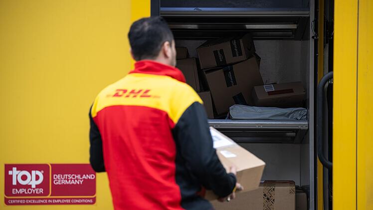 DHL-Lieferdienst, Paketbote (Symbolbild)