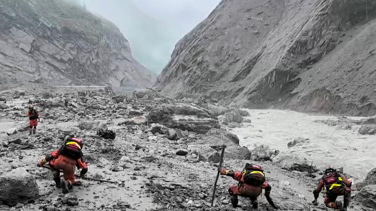 Sturzflut an Grenze zwischen China und Nepal