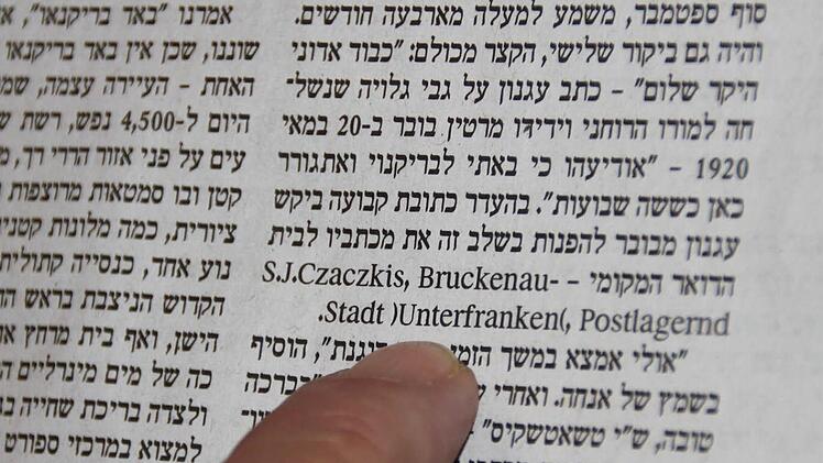Professor Dan Laor las alte Briefe, die der Literatur-Nobelpreisträger Agnon aus Bad Brückenau schrieb oder in die Kur geschickt bekam.