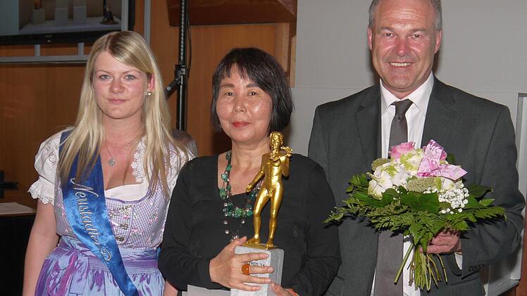 Goldener Preis für das beste Gesamtwerk: Noriko Steiner-Obata (Mitte), hier mit OB Frank Rebhan und Puppenfee, Linda Ludwig.