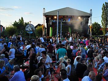 Von Anfang an ein Erfolg: Das Sander Weinfest ist über den Landkreis hinaus beliebt und lockt mittlerweile bis zu 10 000 Gäste am Abend an.   Foto: Organisationskomitees Altmain-Weinfest Sand