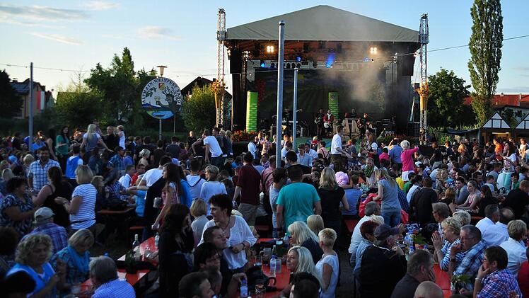 Von Anfang an ein Erfolg: Das Sander Weinfest ist über den Landkreis hinaus beliebt und lockt mittlerweile bis zu 10 000 Gäste am Abend an.   Foto: Organisationskomitees Altmain-Weinfest Sand