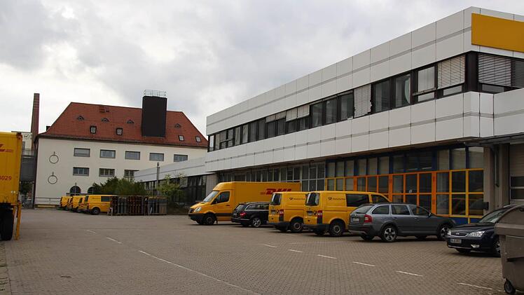 Der Flachbau zwischen Posthauptgebäude (links im Hintergrund) und dem neuen BRK-Verwaltungssitz (rechts) bleibt vorerst an die Post vermietet. Foto: Matthias Beetz