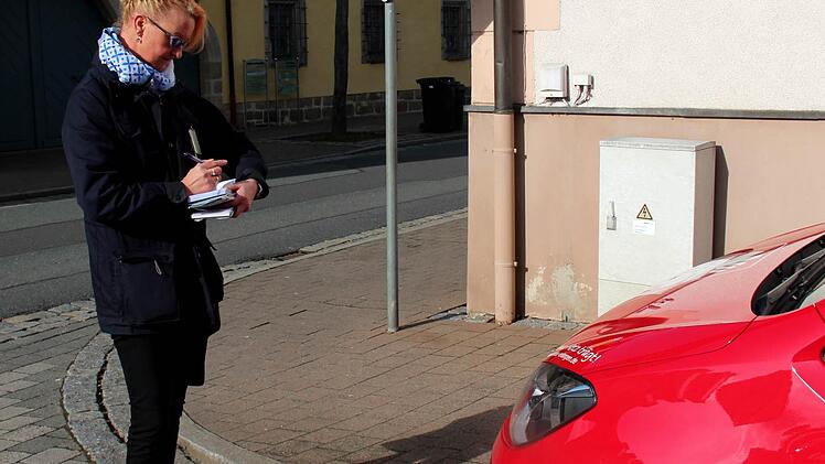 Wer illegal auf dem Gehweg parkt, muss zahlen. Foto: Johanna Blum
