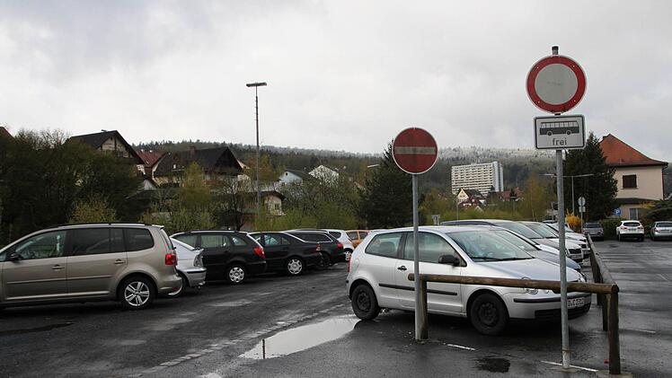 Die Parkplätze gegenüber der Prümmer-Klinik müssten ebenfalls mal gemacht werden. Foto: Ulrike Müller
