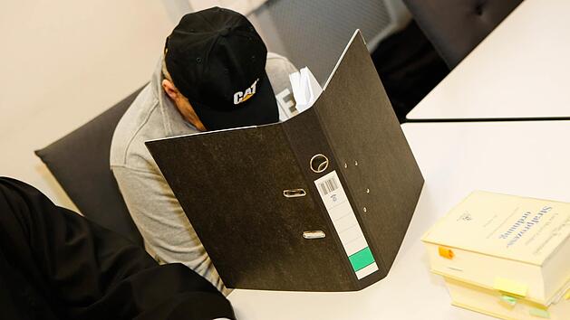 Der Angeklagte 54-J&auml;hrige sitzt im Landgericht Bamberg. Wegen Mordes an der elf Jahre alten Janina muss sich der Mann seit Mittwoch vor dem Landgericht verantworten. Foto: Matthias Hoch