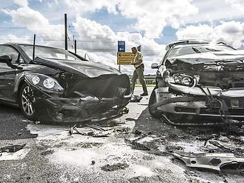 Nur noch Schrottwert haben die beiden Autos, die in der Nähe von Gädheim am gestrigen Montag zusammengestoßen sind.  Foto: René Ruprecht