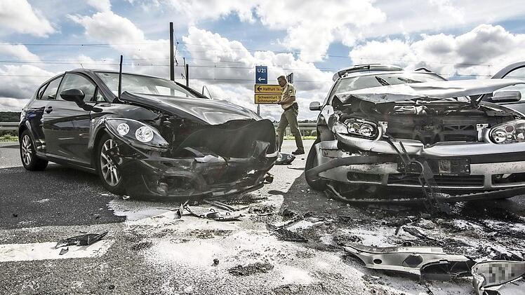 Nur noch Schrottwert haben die beiden Autos, die in der Nähe von Gädheim am gestrigen Montag zusammengestoßen sind.  Foto: René Ruprecht