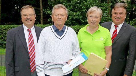Die Geehrten Gerlinde Muhr und Emil Hahn mit Landrat Klaus Peter Söllner (rechts) und Zweitem Bürgermeister Albert Kolb. Foto: Dieter Hübner