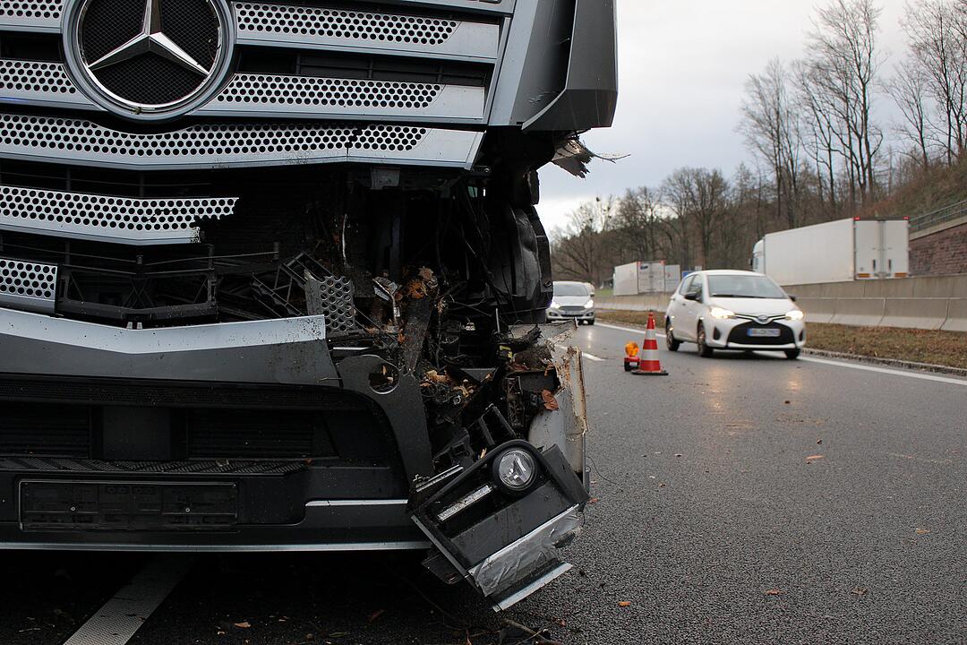 Baum stürzt bei heftigem Sturm auf Autobahn