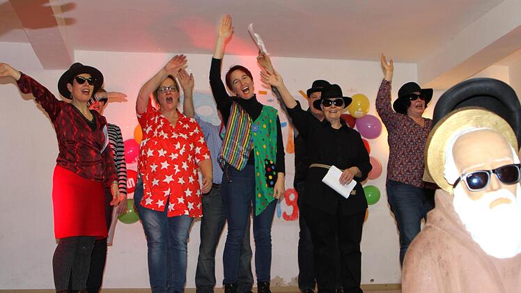 Der "Magdalenen-Chor" mit "Bruder Konrad" im VordergrundGünther Geiling