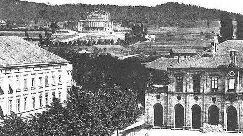 Bayreuth um 1880: rechts der alte Bahnhof, links ein Gebäude, das die IHK 1926 erwarb. Heute befindet sich die Kammer in einem Gebäude davor (nicht im Bild zu sehen) aus dem Jahr 1958. Foto: Archiv B. Mayer/IHK