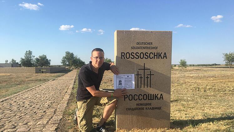 Markus Schirmer am deutschen Soldatenfriedhof in Rossoschka nahe Wolgograd auf Suche nach dem Grab eines Verwandten einer Schlaifhausener Familie . In der Hand hält er das Sterbebild von Hans Häfner aus Schlaifhausen, gefallen 1942 in Stalingrad Foto: privat
